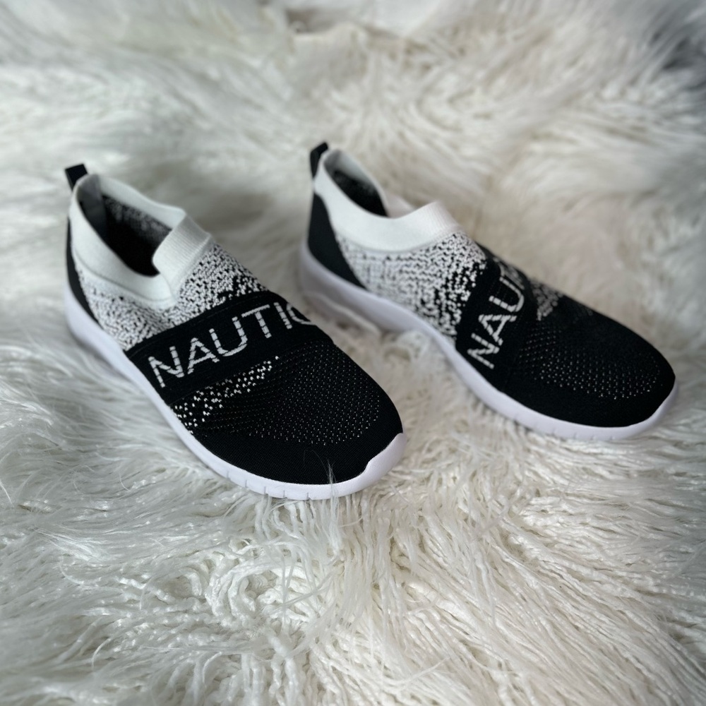 Women’s Nautica Tennis Shoe Size: 8.5 - Picture 3 of 5